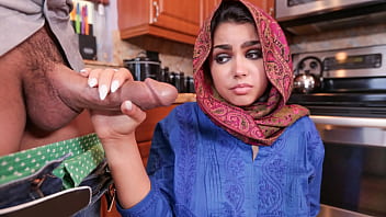 Freak Dude Helps Makes Hijab Teenager Sense at Home - Hijablust