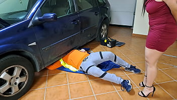 Ultra-kinky wifey receives internal pop-shot from the mechanic