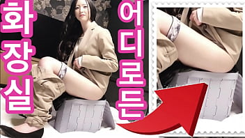 Korean subtitles. Consequences of using a disaster toilet by a girl - Asian jaw-dropping pee. vibrator, masturbating, pop-shot