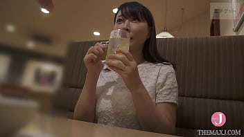 2 girls met at an izakaya with whom had a threesome, and checked her pussy at the stretching legs! Isn't it so smooth? Are you using herbicide? - Intro